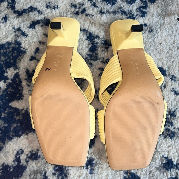 Zara bloggers fave yellow pleated square toe sandal - Picture 6 of 7